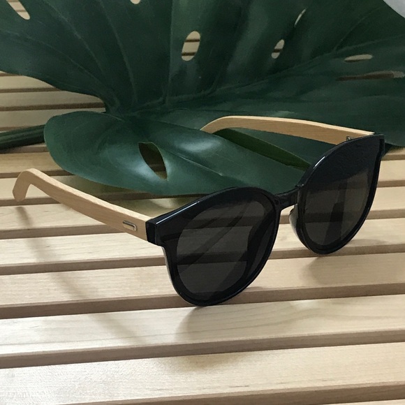 Oversized Polarized Bamboo Sunglasses in Black - Picture 3 of 3